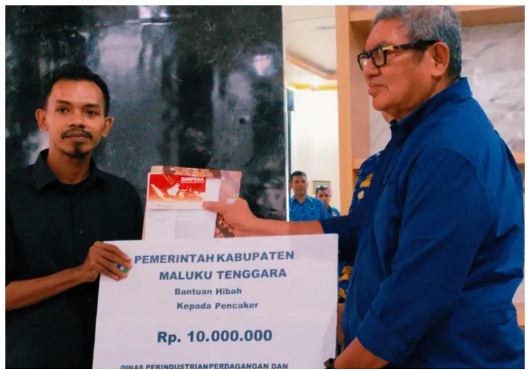 Bupati MalukuTenggara Serahkan Bantuan Hibah Kepada Wirausaha Muda Malra 