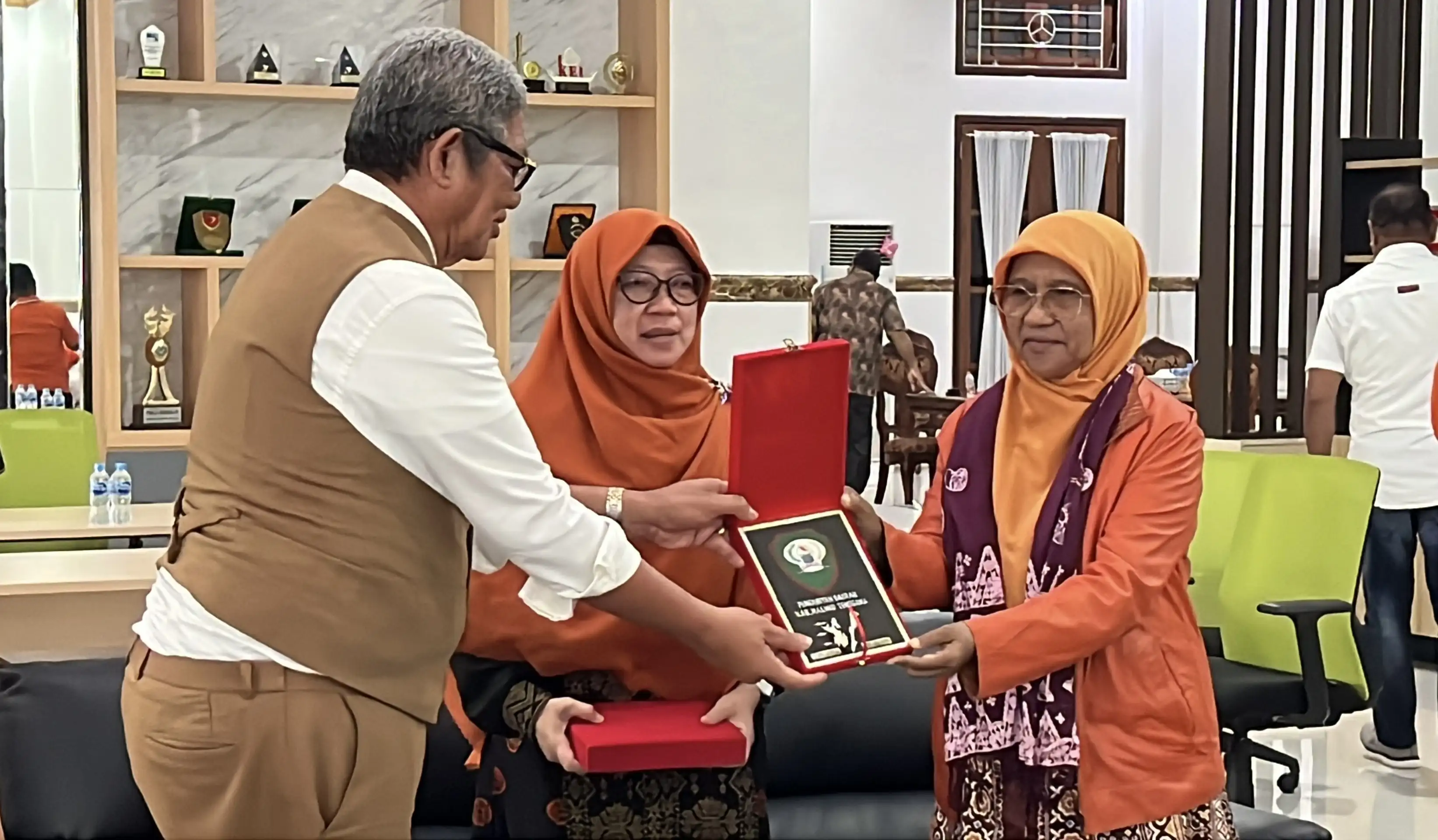 M. Thaher Hanubun Serahkan Proposal  Pembangunan dari Pemkab Maluku Tenggara Kepada Dua Legislator Senayan