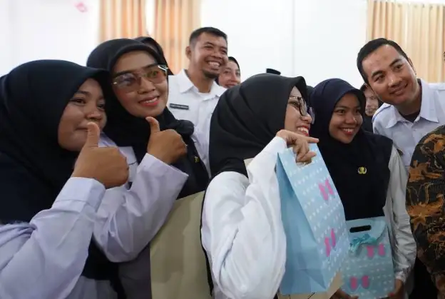 Senyum Kepala Sekolah Ciptakan Iklim Kerja Yang Positif 