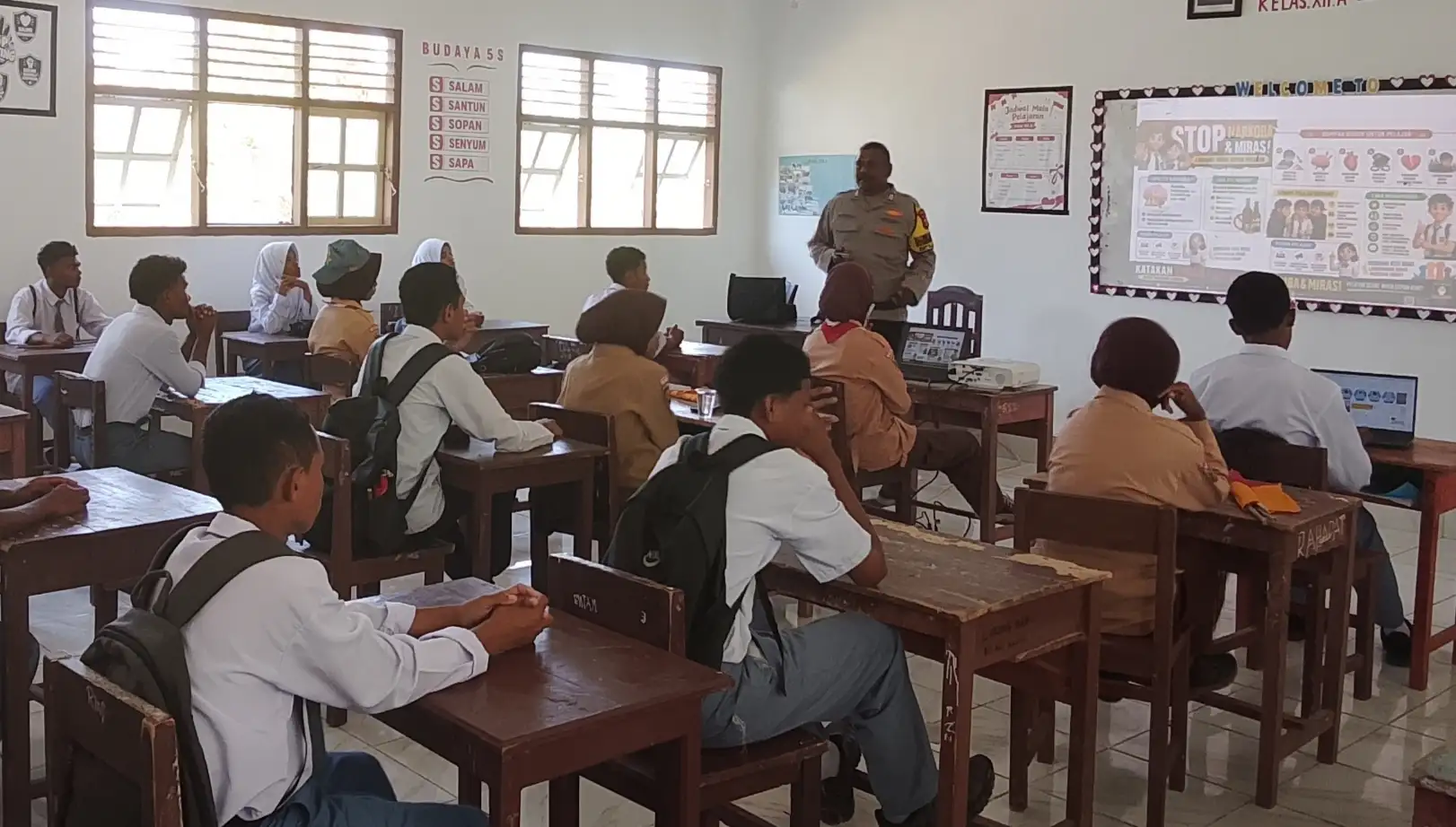 Program Polisi Mengajar Oleh Personil Polda Maluku Hadir di SMA Negeri 3 Tual
