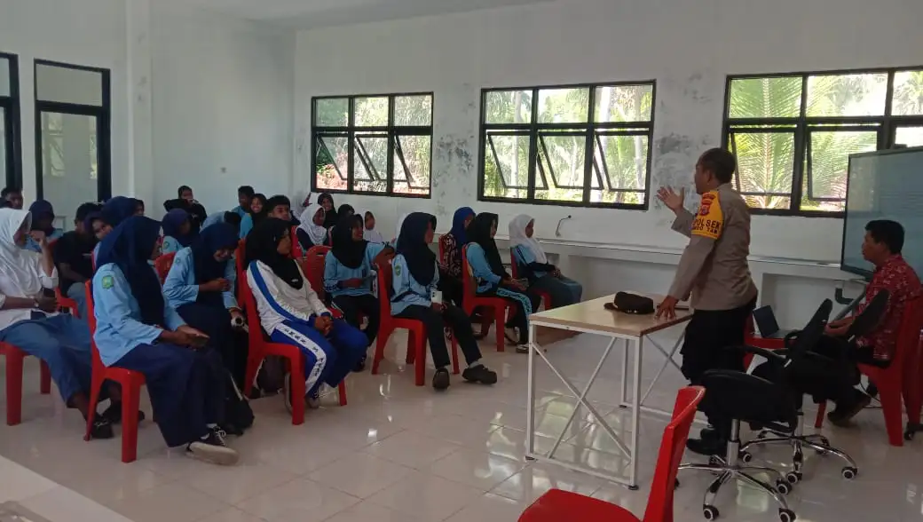 Program Polisi Mengajar Oleh Personil Polsek Tayando Tam Hadir Di SMK Negeri 3 Tual