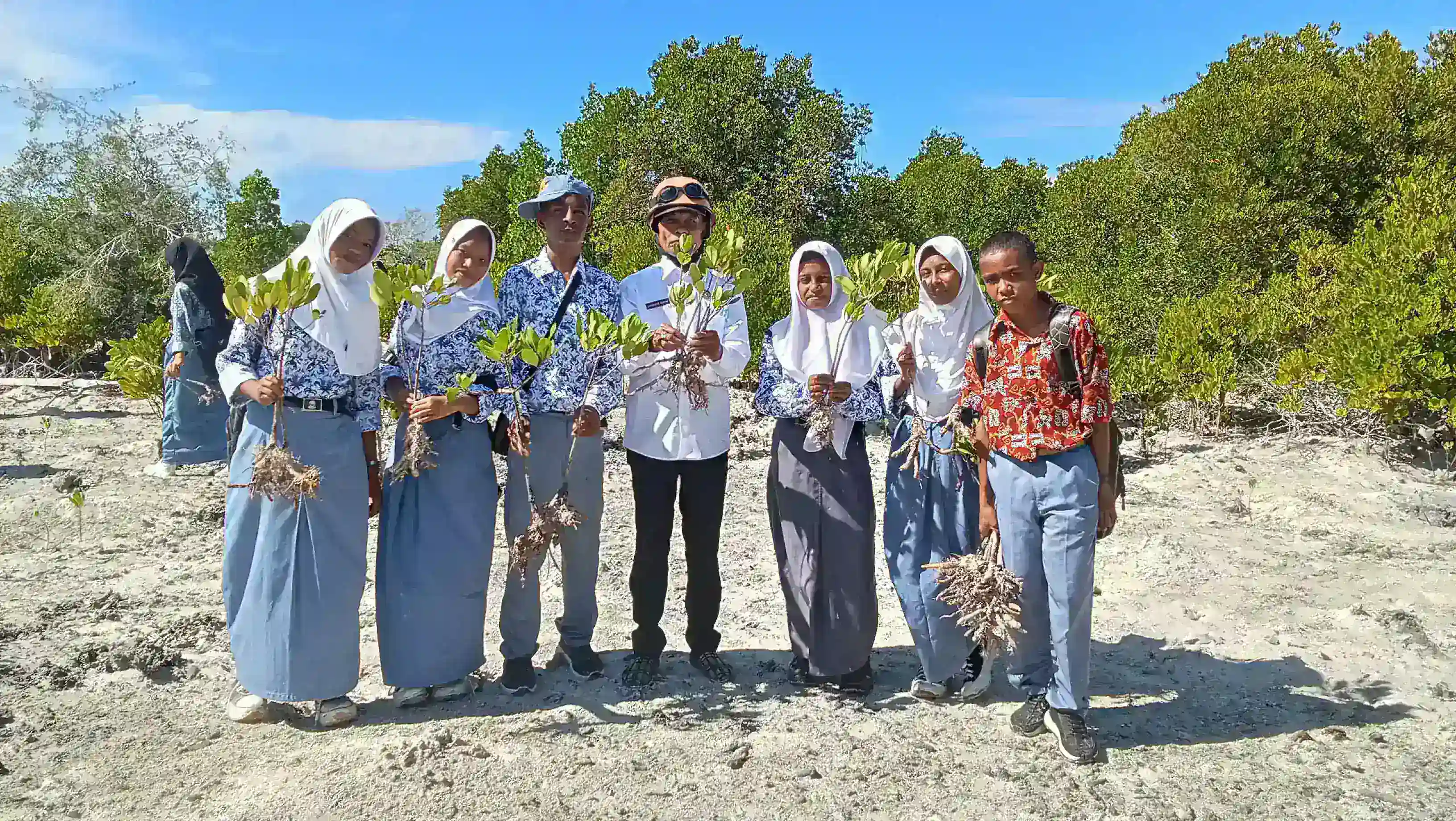 Sambut HARKITNAS & Hari Keanekaragaman Hayati Internasional Tahun 2026 SMA Negeri 3 Tual Tanam Sejuta Pohon Mangrove Secara Kontinyu