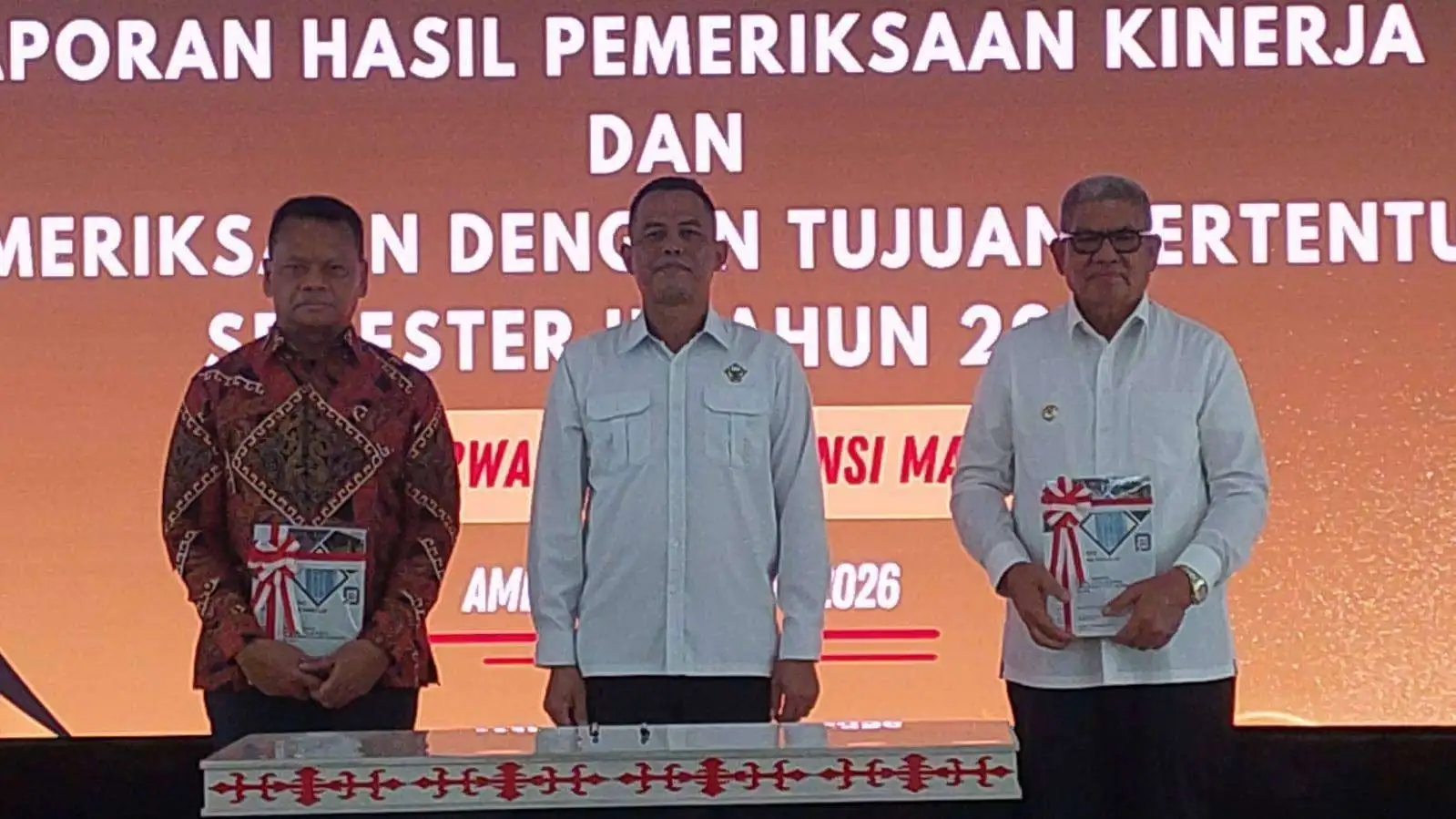 Ketua DPRD Dampingi Bupati Maluku Tenggara Terima Laporan Hasil Pemeriksaan Kinerja Dan PDTT