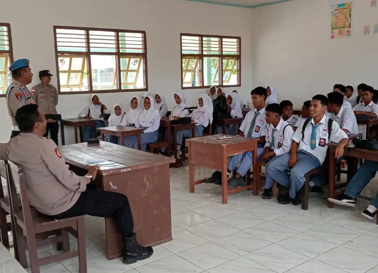 Personil Polsek Tayando Tam Kembali Hadir Dalam Program Polisi Mengajar Di SMA Negeri 3 Tual